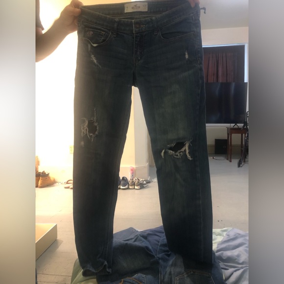 These are Hollister size 7 ripped skinny jeans - Picture 2 of 3